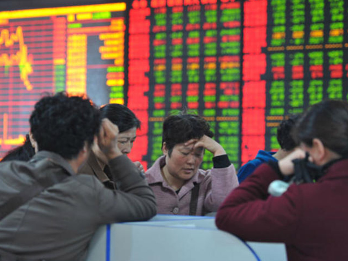 هبوط في مؤشرات الأسهم الصينية وتراجع سعر صرف اليوان أمام الدولار