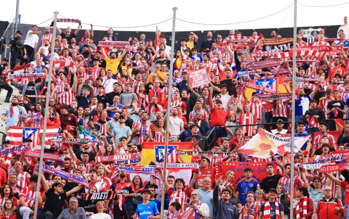 يويفا يعاقب أتلتيكو مدريد بسبب سلوك جماهيره أمام أرسنال