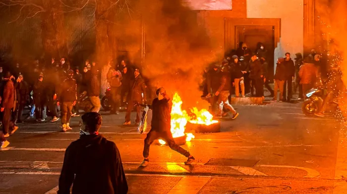 أمريكا تحث مواطنيها على مغادرة إيران على الفور