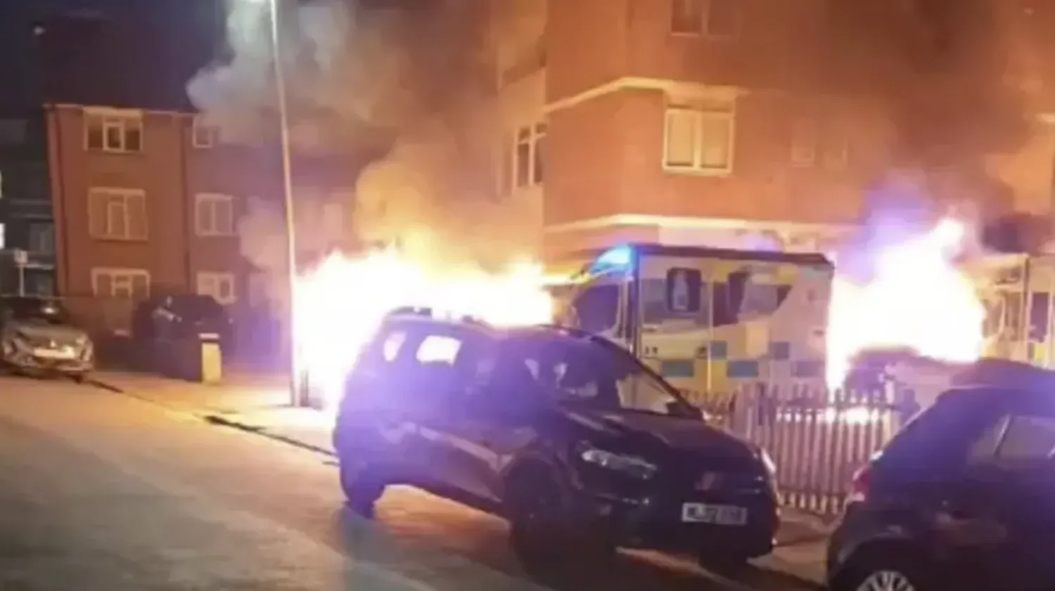 شرطة لندن: إضرام النيران في 4 سيارات إسعاف تابعة لمنظمة يهودية