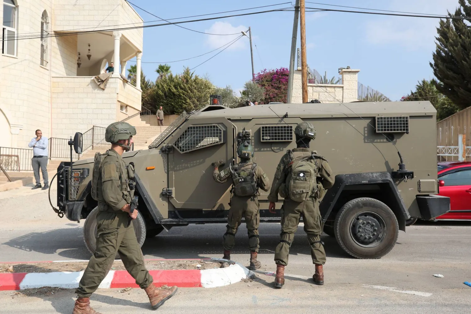 مقتل فتى وإصابة آخر في حملة اقتحامات واعتقالات إسرائيلية بالضفة الغربية