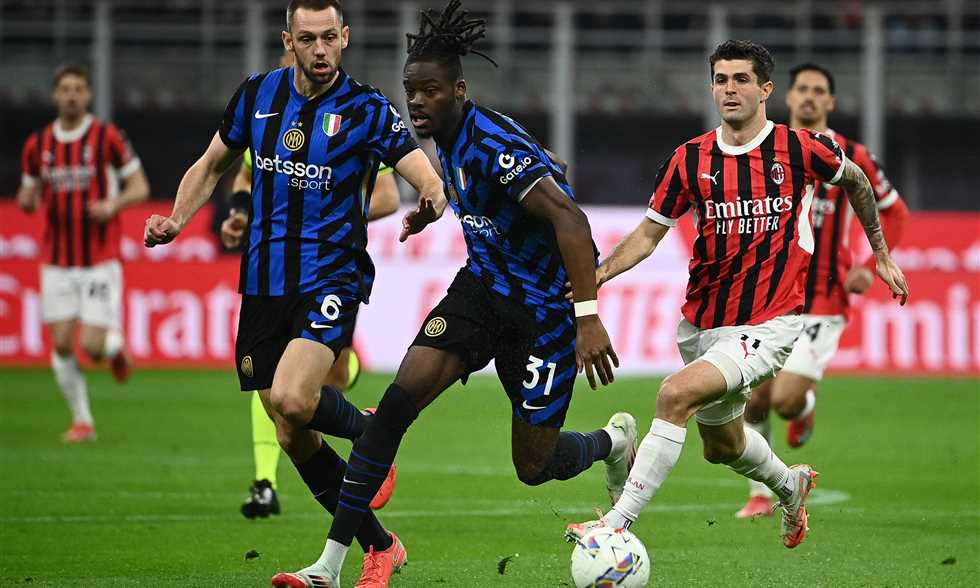 إنتر يقلب الطاولة على كومو ويقترب من حسم لقب الدوري الإيطالي