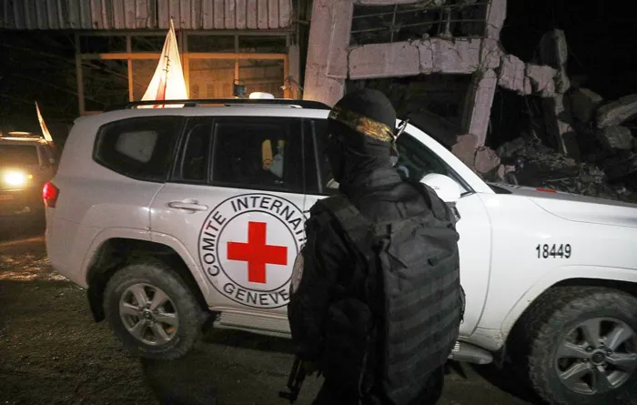 إسرائيل تحدد هوية 3 محتجزين أعادت حماس رفاتهم