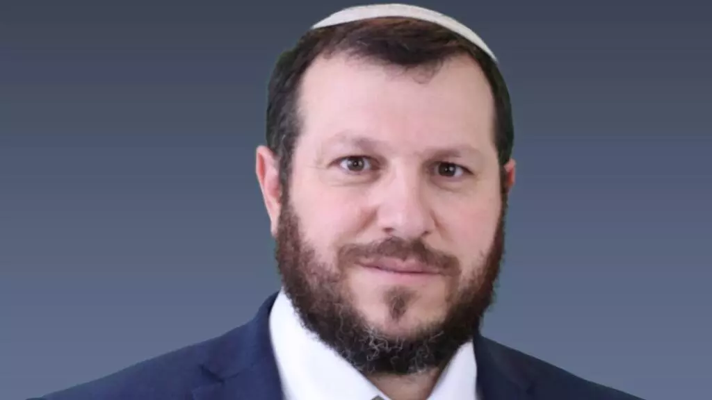 عميحاي إلياهو يزور، برفقة بناته، مزرعة تُربّى فيها «الأبقار الحمراء»