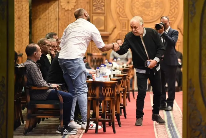 نجوم الفن يحتشدون في عزاء المؤلف المصري أحمد عبد الله