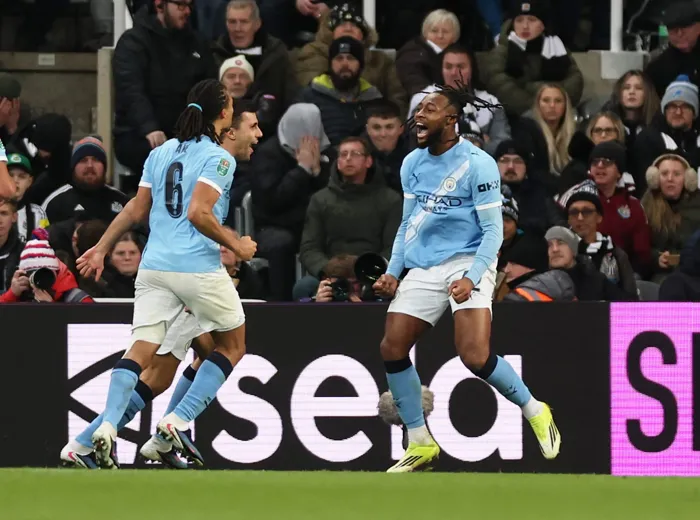 مانشستر سيتي يهزم نيوكاسل بثنائية ويضع قدما في نهائي كأس كاراباو