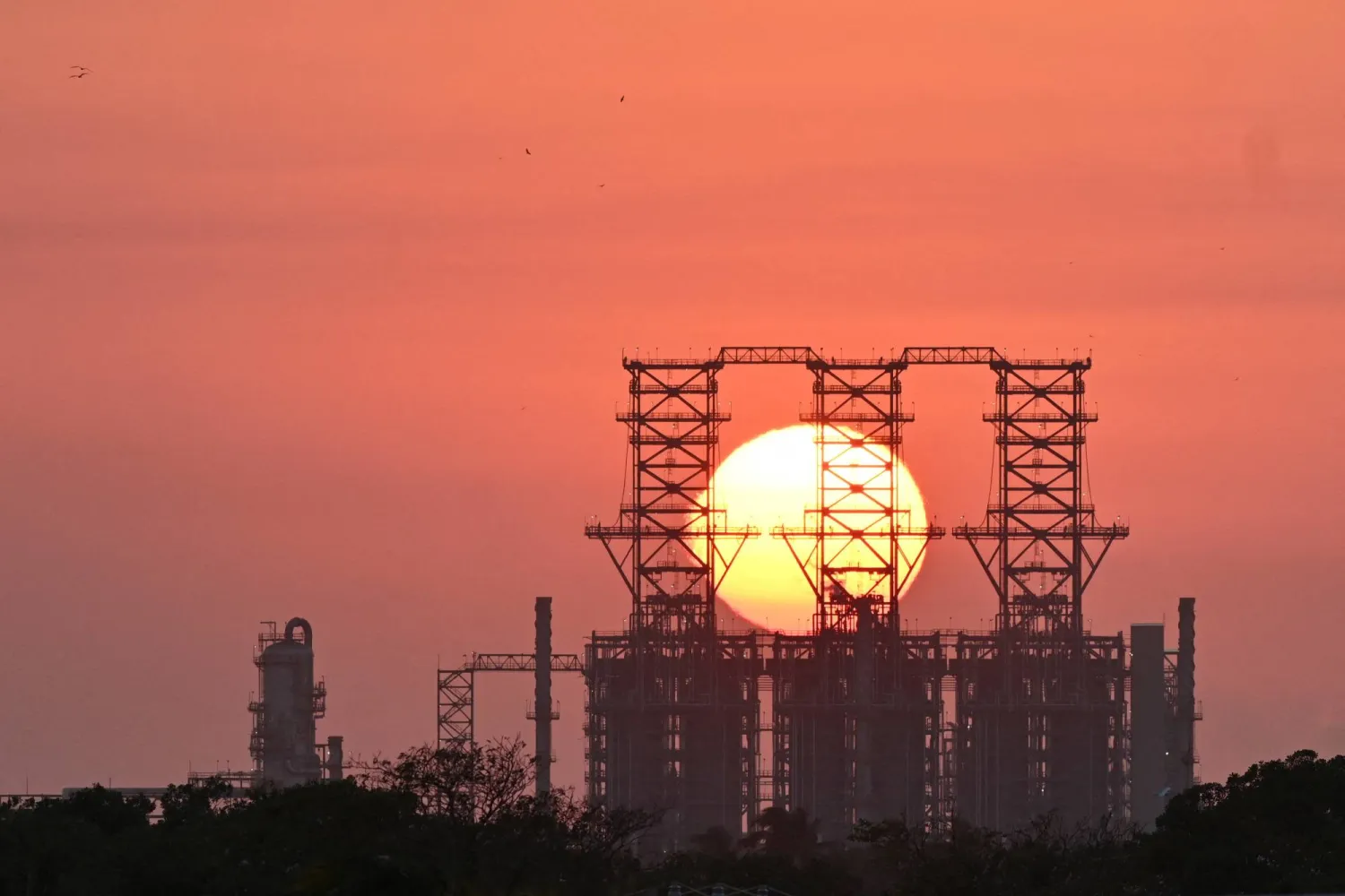 لغز الـ15 دقيقة... هل تسربت «مفاجأة ترمب» لمتداولي النفط قبل إعلانها؟