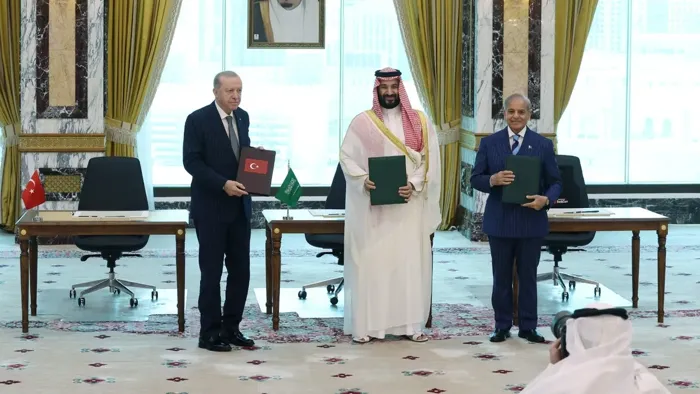 السعودية وتركيا وباكستان توقع اتفاقية مكة للدفاع المشترك