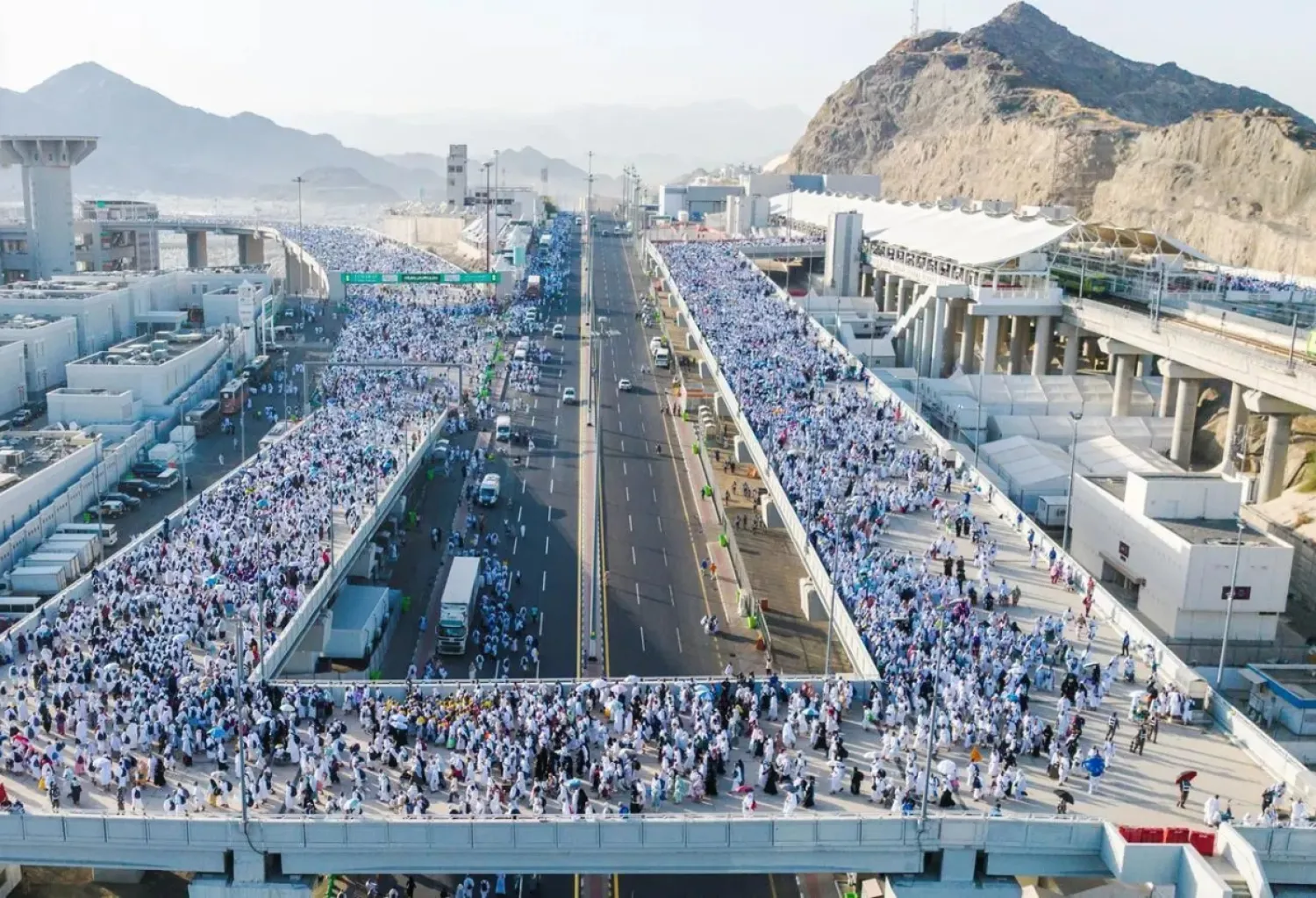  حجاج بيت الله يتوافدون إلى مشعر منى في يوم التروية