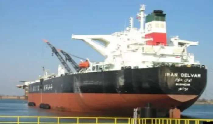 وول ستريت جورنال: إيران غارقة في النفط وتحاول نقله للصين بالقطارات