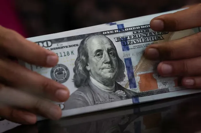 الدولار يتراجع بفعل مؤشرات تهدئة مع إيران