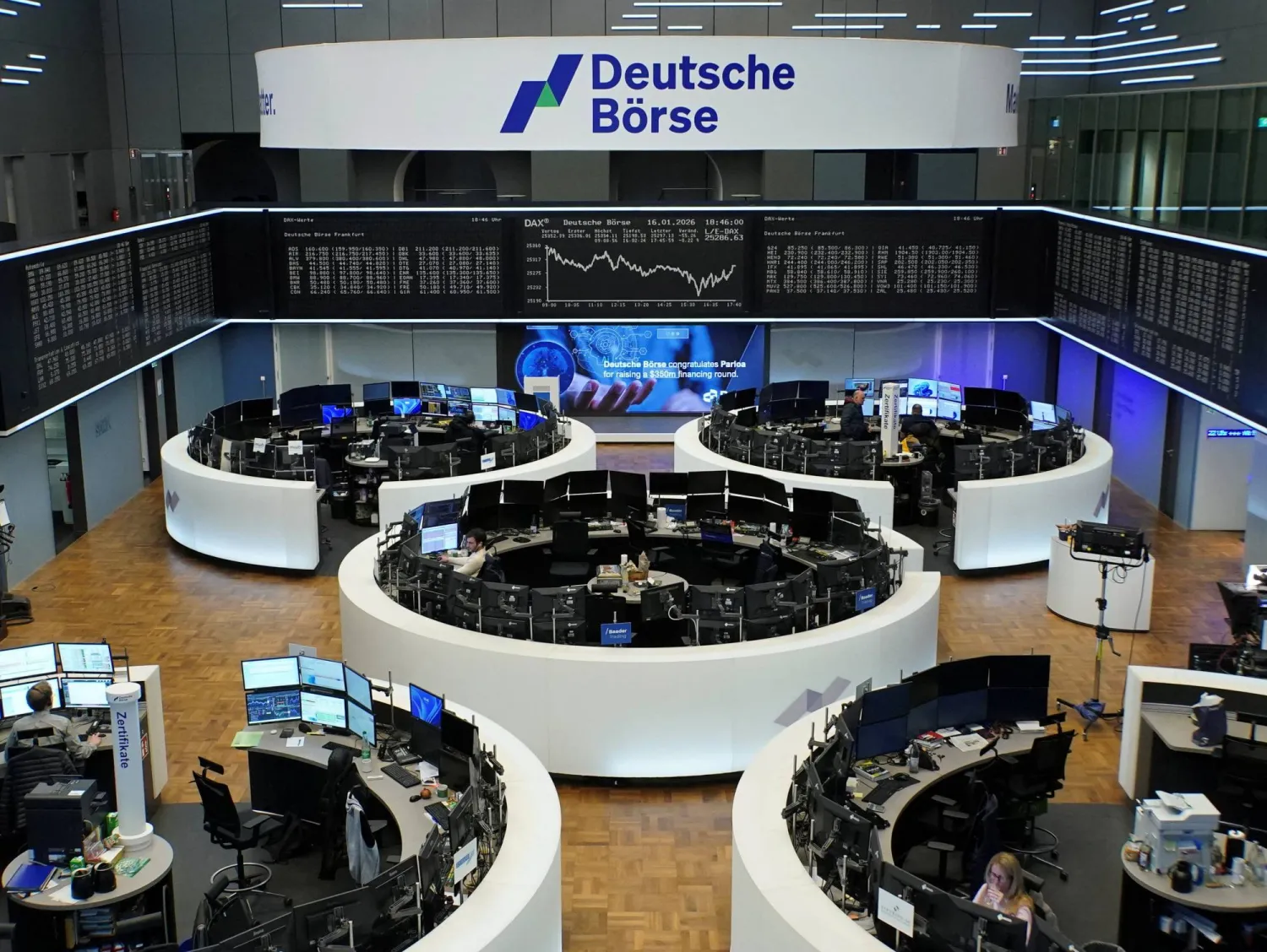 الاقتصاد ترمب يهدد جمركياً... والأسهم الأوروبية تسجل انخفاضاً حاداً