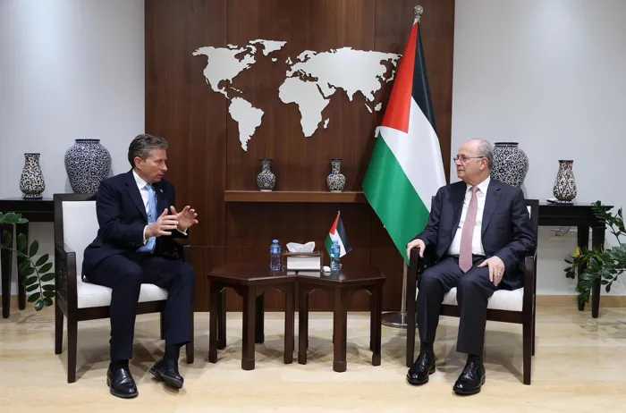 رئيس وزراء فلسطين يبحث مع مسؤول أممي الخطوات التنفيذية لإعادة إعمار غزة