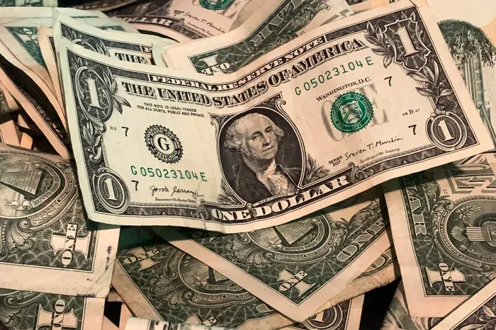 الدولار يحافظ على مكاسبه مقابل الإسترليني والين