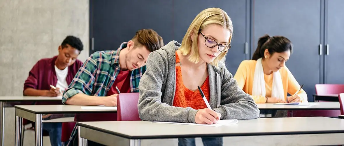 كيفية اختيار الدورة التعليمية الإلكترونية المناسبة لتطويرك المهني