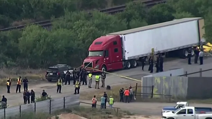 العثور على 23 مهاجرا مختبئين في شاحنة على الحدود الأمريكية المكسيكية