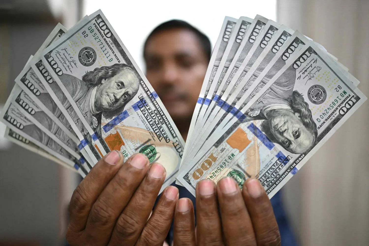 الدولار الأميركي يكافح للتعافي من ضربة باول الحمائمية