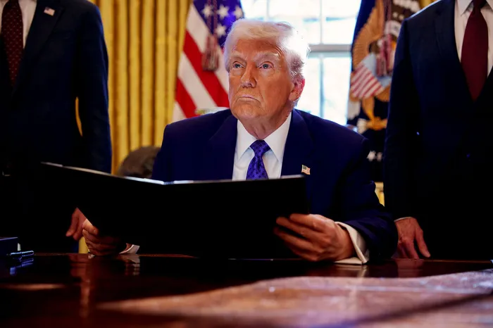 إحكام قبضته على الوكالات.. لماذا يريد دونالد ترامب إلغاء قانون عام 1935؟