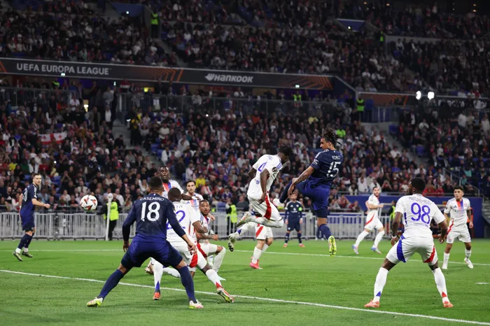 مانشستر يونايتد يتعادل مع ليون في قمة الدوري الأوروبي