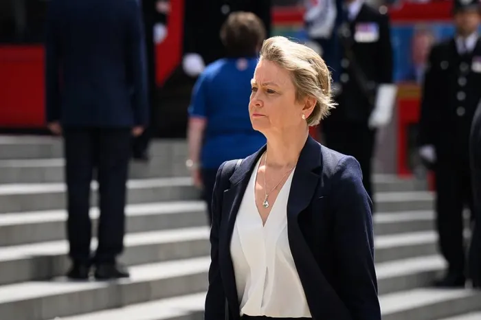 بريطانيا تدعو إلى نزع سلاح حماس وانسحاب إسرائيل من غزة