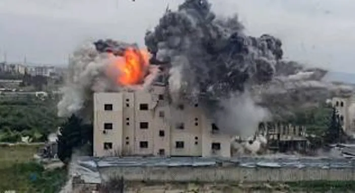 استشهاد 12 طبيبا ومسعفا وممرضا في غارة إسرائيلية جنوب لبنان