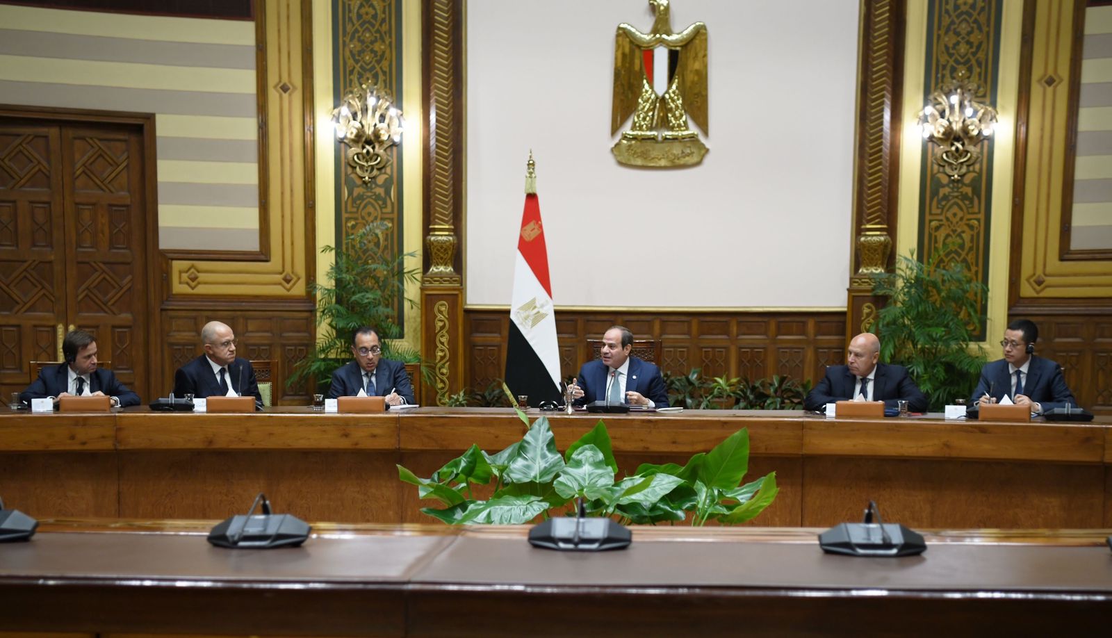 الرئيس السيسي يلتقي رؤساء عدد من كبريات الشركات الدولية العاملة في قطاع الصناعة