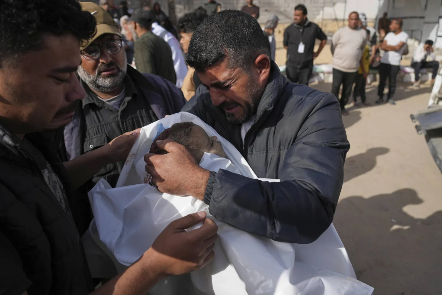 مقتل 10 على الأقل بغارة إسرائيلية على مدرسة تؤوي نازحين في جباليا