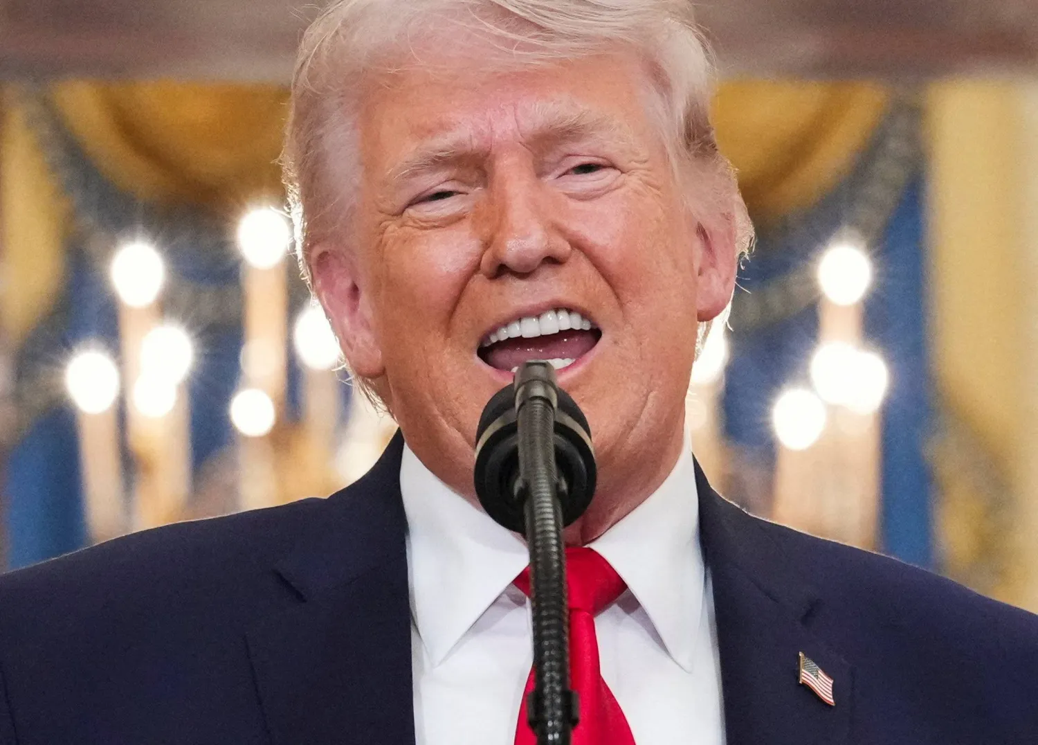 ترمب: سنواصل ضرباتنا وسنعيد إيران إلى العصر الحجري