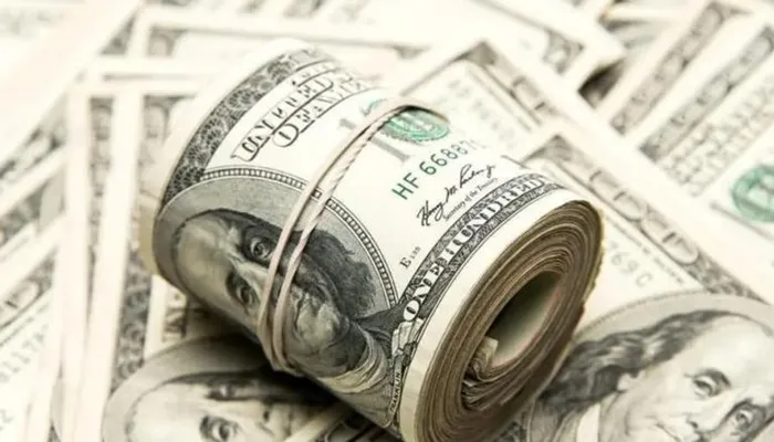 الدولار يتراجع مع انخفاض توقعات رفع الفائدة بعد بيانات أمريكية