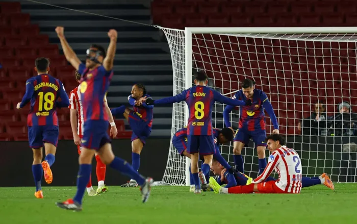 برشلونة يفوز على أتلتيكو مدريد بثلاثية ويعزز صدارته للدوري الإسباني