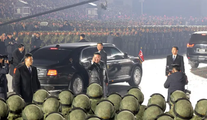 زعيم كوريا الشمالية يتعهد بتوسيع الترسانة النووية لبلاده