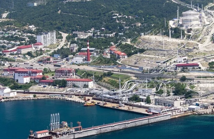 تضرر سفينتين ورصيفين بحريين جنوبي روسيا جراء هجوم أوكراني بمسيرة