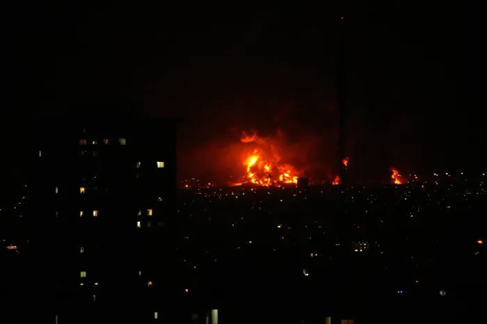 للمرة الأولى.. إسرائيل تهاجم خزانات الوقود في إيران