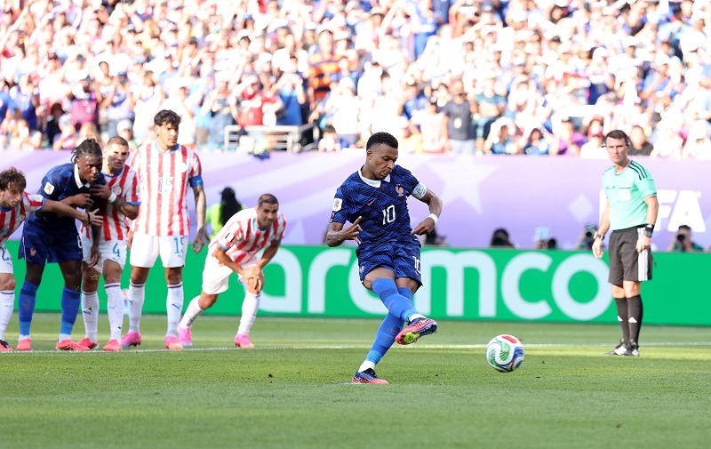مبابي يمنح فرنسا التقدم أمام باراجواي بركلة جزاء في ثمن نهائي كأس العالم 2026
