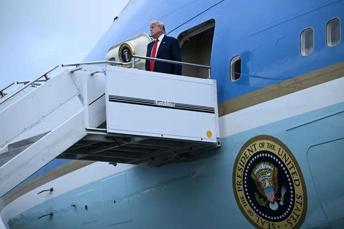 قبل الوصول لدافوس.. عودة طائرة ترامب بسبب "مشكلة كهربائية "