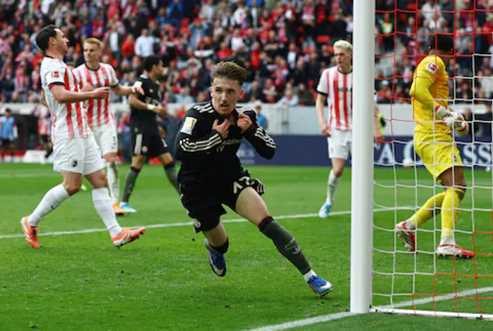 بايرن ميونيخ يعلن إصابة كارل بتمزق عضلي