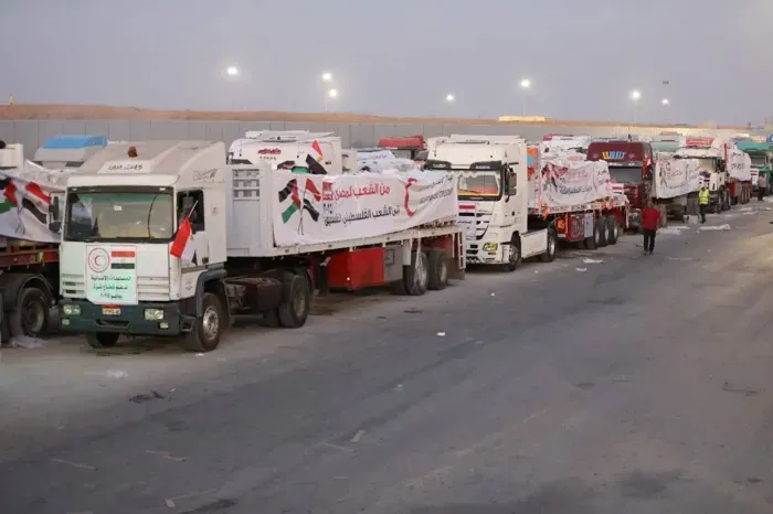 اصطفاف شاحنات المساعدات تمهيدا لدخولها من مصر إلى قطاع غزة