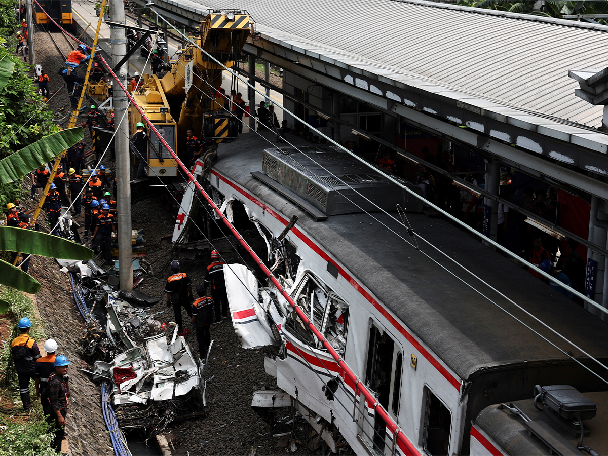 مصرع 14 شخصا وإصابة 84 آخرين في تصادم قطارين بإندونيسيا