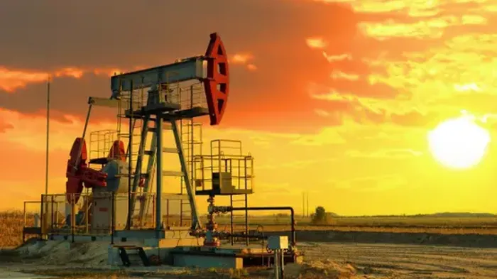 أسعار النفط تتجه لمكاسب أسبوعية 2% بدعم آمال خفض الفائدة