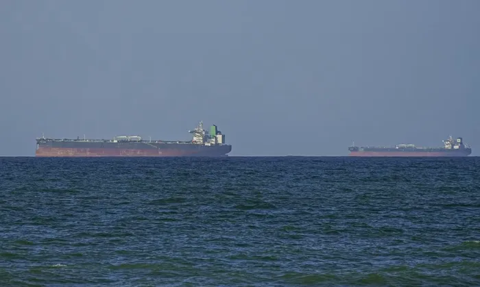 مسؤولو الشحن يتوخون الحذر بشأن العبور من مضيق هرمز خلال هدنة الأسبوعين