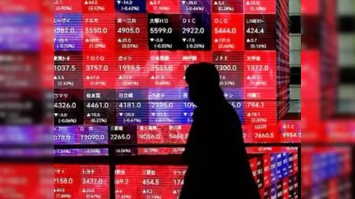 الأسهم الآسيوية تنخفض والذهب يسجل مستوى قياسيا