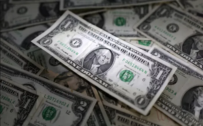 الدولار يتراجع قبل صدور بيانات اقتصادية أمريكية