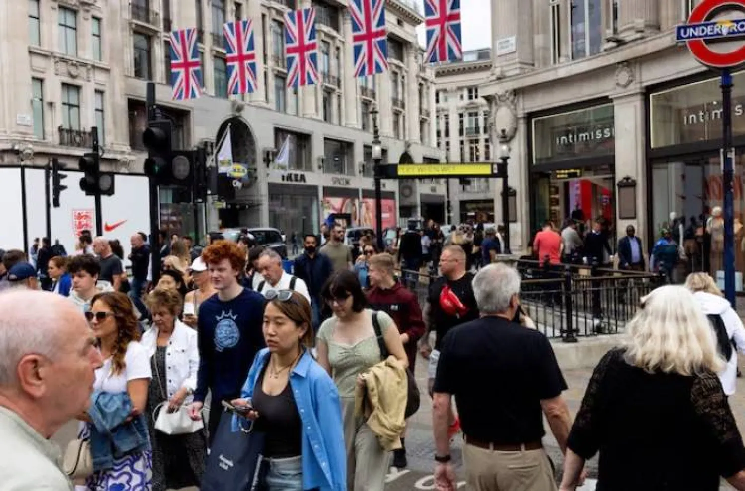 مبيعات التجزئة البريطانية تتجاوز التوقعات في يوليو