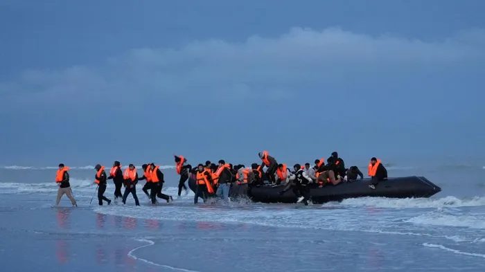20 عاما بـ"قائمة الانتظار".. تفاصيل أكبر إصلاح للهجرة في تاريخ بريطانيا الحديث