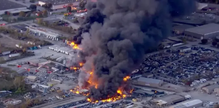 تحطم طائرة شحن في مطار لويفيل الأمريكي واندلاع حريق هائل