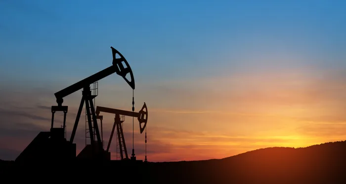 النفط يصعد وسط مخاوف الإمدادات بعد العقوبات الأمريكية على إيران